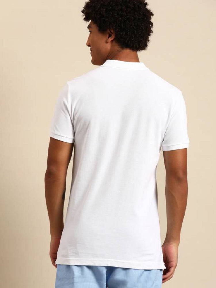 Polo Neck Style: The classic polo neck design